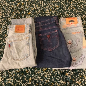 Jeans - Olika jeans. LEVIS SÅLDA. De mönstrade från pull and bear har samma fit som Levis alltså mom jeans typ. 100kr plus frakt, storlek 24. De mörka är från Fiorucci och är straight leg/går ut lite där nere, stl 26 men som 24, 200kr
