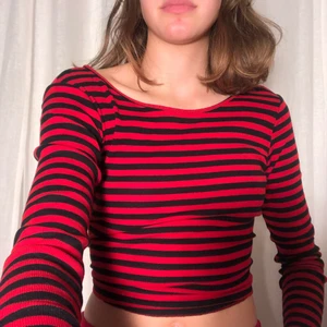 Röd/svart randig tröja - Långärmad T-shirt med ränder, passar till det mesta. Passar XS-M, fint nästan oanvänt skick. Pris exklusive frakt, skriv gärna om fler frågor :) 