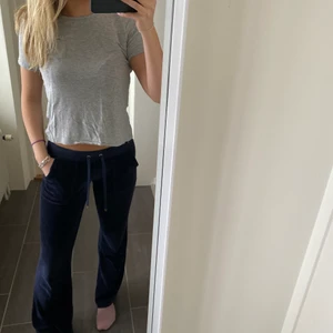 Skön t-Shirt  - Söt t-Shirt med text på ryggen och på fickan framtill, skönaste materialet!