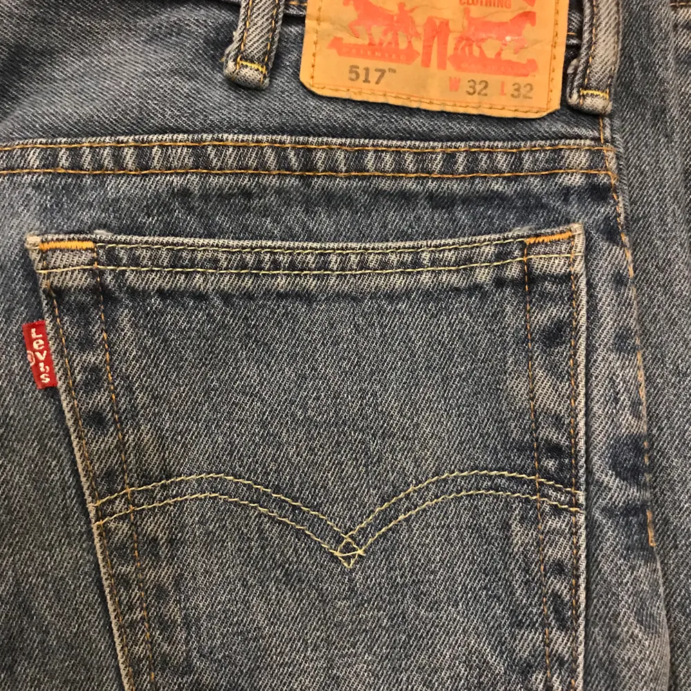 Vintage levi’s jeans med så snygg passform med lite utsvängda ben! Perfekt skick och så fina verkligen! Osäker på om jag vill sälja så säljer endast vid bra bud, buda i kommentarerna! . Jeans & Byxor.