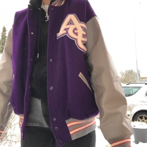 Varsity jacket - Varsity/collage/baseball jacka köpt vintage i Prag säljer endast vid bra bud. Köpt med små fläckar på ena armen men syns inte så mycket. Jag på bilden brukar ha Storlek S sitter snyggt oversize. Buda i kommentarerna startar från 500!