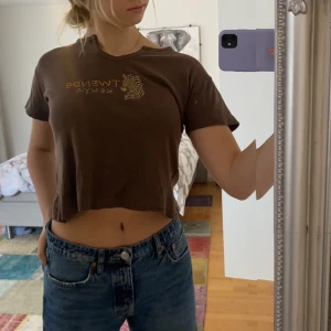Brun T-shirt  - Jag säljer denna super snygga T-shirten. Den är brun och har en liten zebra med text på framsidan. Säljer denna pågrund av att jag inte använder den längre. Vid intresse kan du skriva i kommentarerna eller kontakta privat🥰