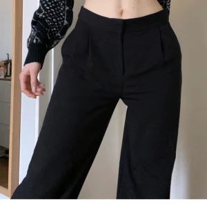 Kostymbyxor  - Supersnygga kostymbyxor från Monki som är köpta här på Plick men passade tyvärr inte☺️ skriv för frågor eller mer information. Inte mina bilder