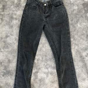 Svarta jeans från pacsun i en mom jeans modell. Är i storlek 23 vilket är samma som 32/34. Jeansen är i jättebra skick. Köparen står för frakt. Står ej för postnords slarv 🤎