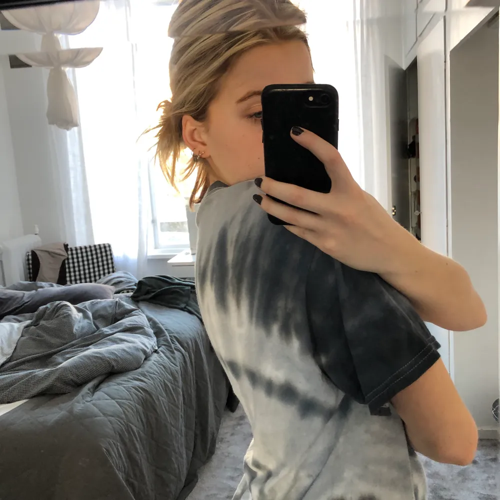 Snygg oversized tiedye tshirt, köpt från en Marshall i usa. Är i bra skick, nästan oanvänd. Köparen står för frakt. Står ej för postnords slarv 🤎. T-shirts.