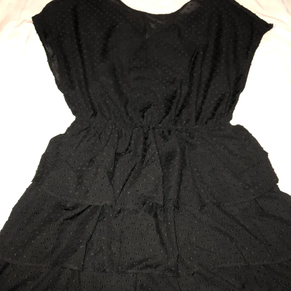 Svart snygg klänning från Gina! Köpte för billigt pris och säljer även billigare, passar även storlekar M och S!. Klänningar.