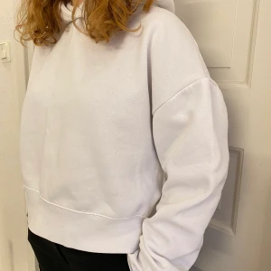 Zara oversized vit hoodie - Size L. Modell på bilden 163cm. Nypris 399kr. Frakten tillkommer 