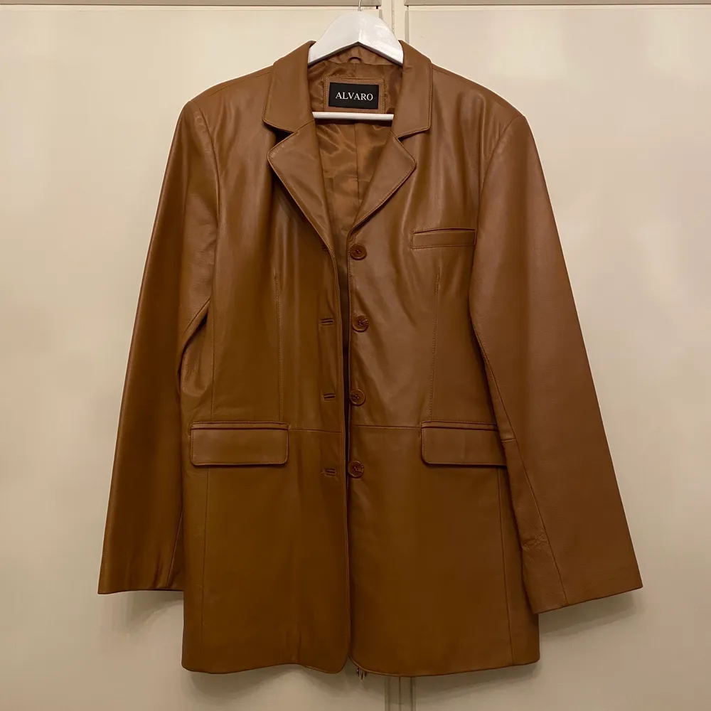 En dreaaamy Alvaro brun äkta läder blazer i oversize stil ✨ Frakt 60kr . Jackor.