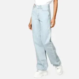 Junkyard jeans i strl 26, använda ett fåtal gånger. Säljes då de är lite korta på mig som är 1,72cm. Köpa orginellt för 499kr, säljer för 150kr + frakt. Säljes vid snabb affär❤️ ( första bilden är lånad )