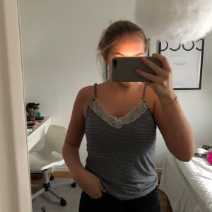 Linne - Säljer detta ursnygga linnet! Väldigt snyggt med randigt mönster & spets där ovantill😍 Stolek XS