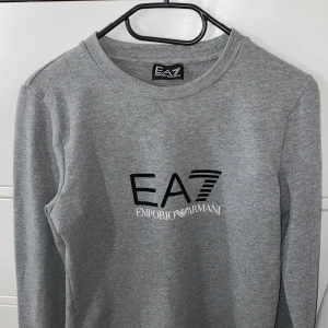 Ea7 sweatshirt  - En äkta Emporio Armani sweatshirt i storlek S/M. Nyskick, använd max 2 gånger och inget fel överhuvudtaget på tröjan. Köpt för 1000kr, säljer för 600kr då den är som ny. Frakt tillkommer eller så kan jag mötas upp i Helsingborg ☺️