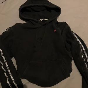 Levi’s hoodie - snygg levi’s hoodie som är svart med något ljusare detaljer vid sömmar osv (syns på bilderna). vita ränder på armarna med loggan på, en del använd men i väldigt fint skick! pris inklusive frakt🥰