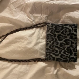 Väska - Väska i leopardmönster ifrån GinaTricot.