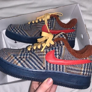 Nike air x Pendington - Jag säljer dessa Nike air force x pendleton i storlek 38, US 7, UK 4.5. Aldrig använda pga att det var fel storlek. Ordinarie pris ligger på ca 1300kr jag säljer dem för 900kr eller om det kommer högre bud. Kan mötas upp i Stockholm eller frakta enligt postnords priser. 🥰🥰