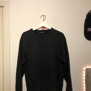 College tröja från acnestudios  - Super skön och fin collegetröja från acnestudios. Har haft den i drygt 1,5 år kanske. Den har tyvärr fått 3 hål, ett är vid den vänstra armbågen och dom andra hålen är vid ärmarna längst ner som man kan se på bild 3. Men hålen är inget man lägger märkte till. Annars är den i gott skick. Flera frågor så kan du skriva privat💞Om du har ett annat bud som är rimligt för dig kan man skriva i chatten!