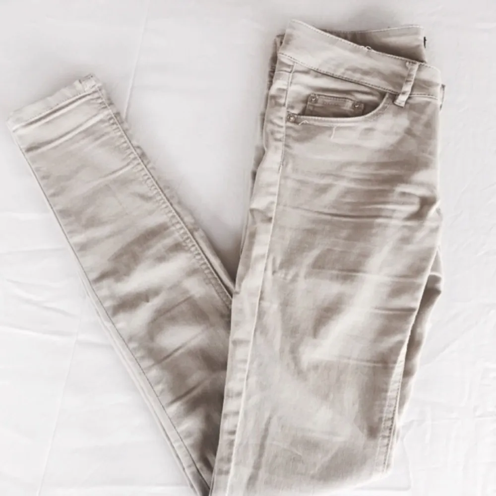 Beiga jeans från Bikbok som tyvärr aldrig har kommit till användning! Så därför säljer jeansen pågrund av att dom bara ligger i min garderob!  . Jeans & Byxor.