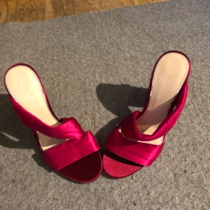  - Snygga skor att ha på sig till de flesta sammanhang. Cerisa pumps med bred mönstrad klack och strassstenar... Det står att det ska vara strl 38 men inte ens dottern som har strl 36 får på dom så uppskattningsvis strl 34-35