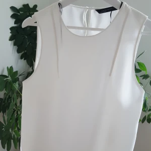  - 🌱Jättefin oanvänd topp från Zara. Storlek S.  Ps! Första bilden gör färgen & designen mest rättvisa! 