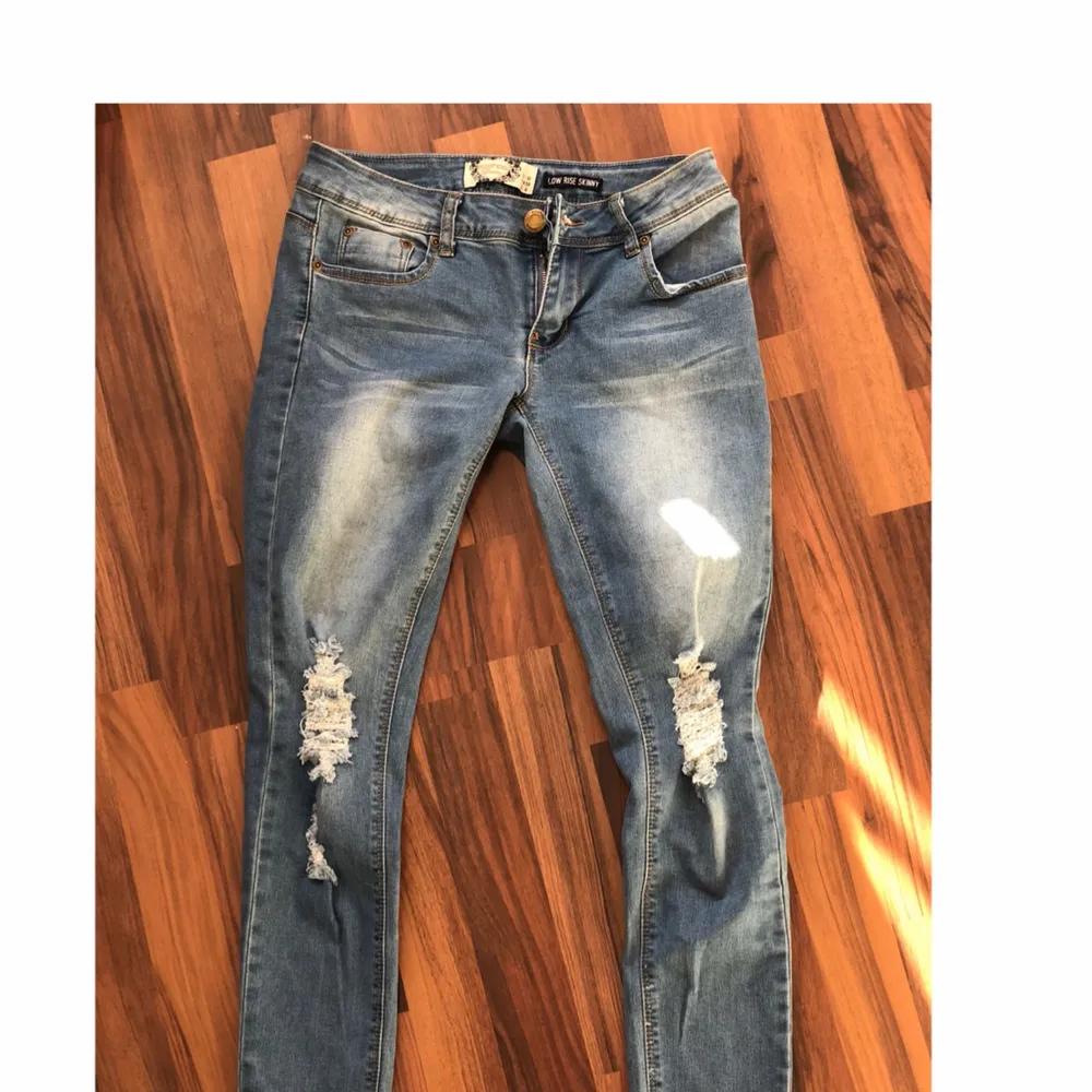 Jeans slim fit storlek 38. Aldrig använda. Kan mötas upp i Helsingborg . Jeans & Byxor.