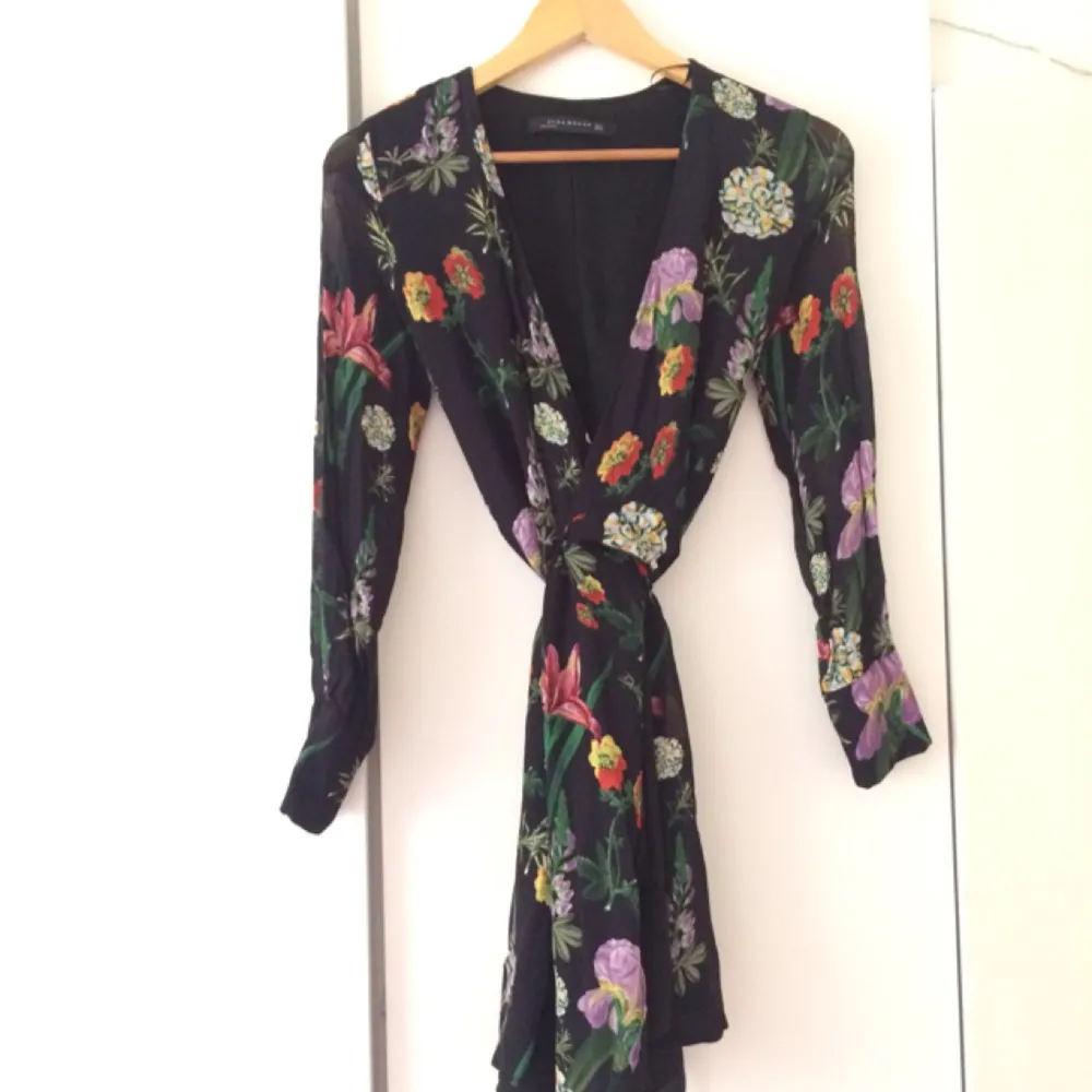 Helt slutsåld blommig klänning (kimono, wrap) från Zara. Fint skick strl xs (passar nog en 36 också). Frakt 36kr 🌺🌱. Klänningar.