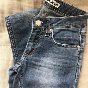 Suuuper snygga Acne jeans som tyvärr har blivit försmå :( sparsamt använda. Lite fransiga vid anklarna (se bild 2)! Kan mötas upp annars står köparen för frakt✨