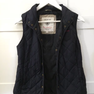  - Jättefin marinblå väst i nyskick. :-) 