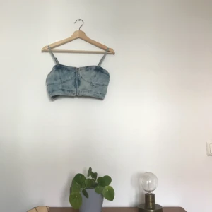  - Linne/topp köpt i London. Aldrig använd. Färg: ljusblå Detalj: dragkedja i mitten