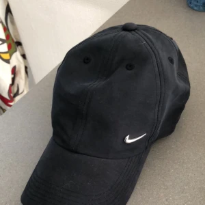  - Helt vanlig svart Nike keps 