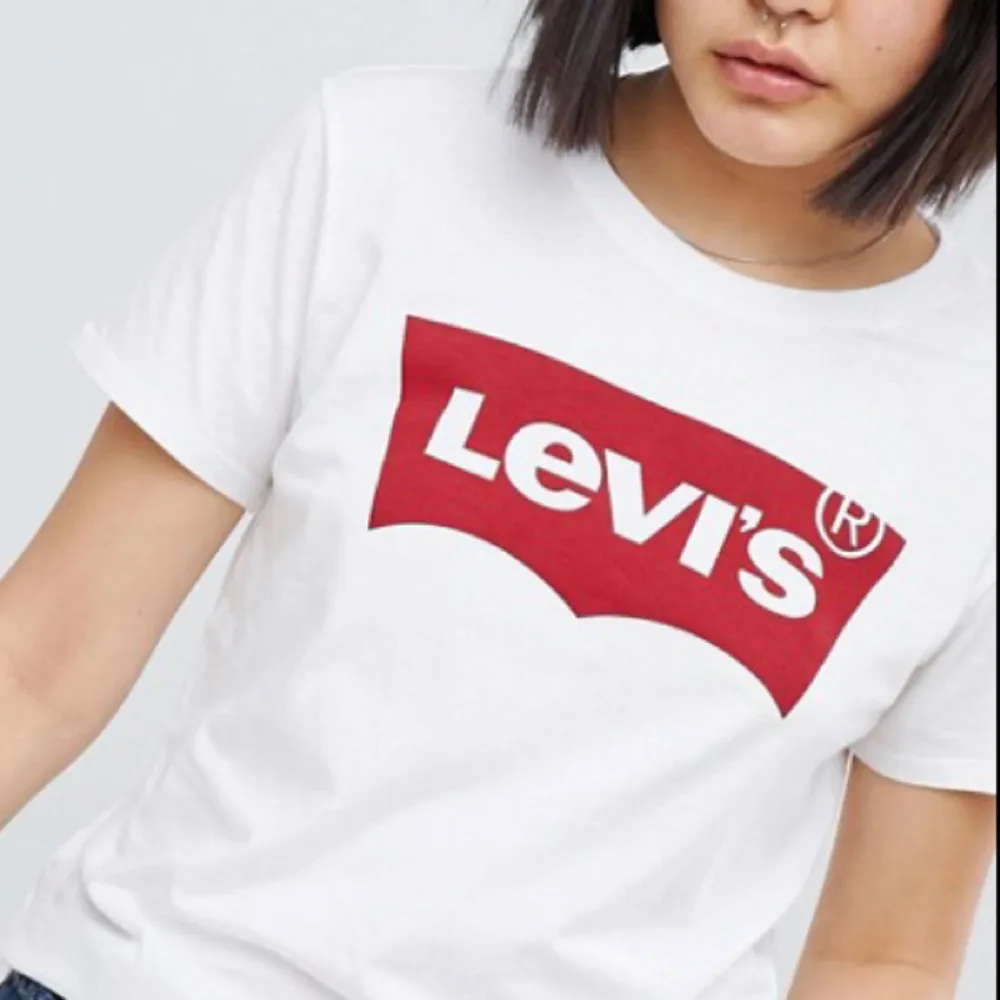 Populär t-shirt från Levis. Typ aldrig använd, jättefint skick verkligen! Ord.pris 299kr.. Toppar.