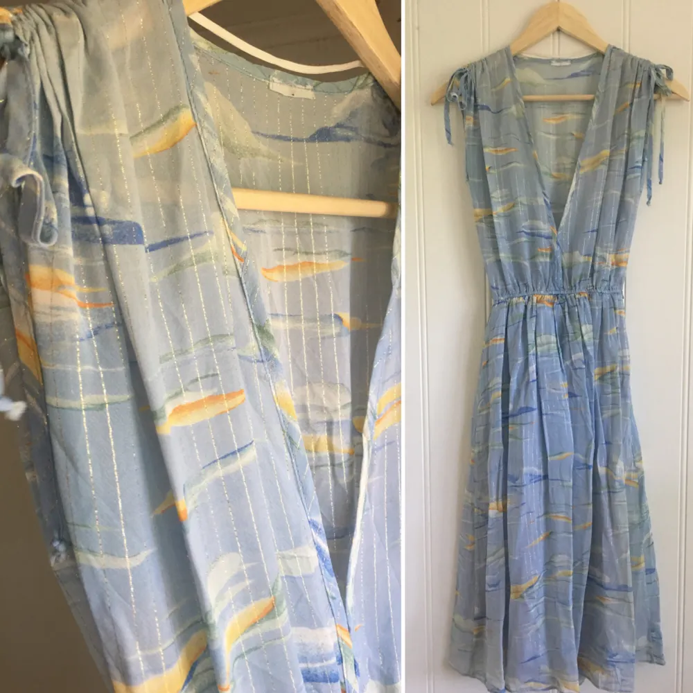 Ljusblå vintage klänning med silvriga lurex tråd. Fint skick. . Klänningar.
