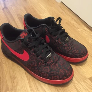  - Nike Lunar Force 1 Shanghai Edition. Använda en gång utomhus, köpte dom för några år sen när jag kände mig cool. Har bara på mig tofflor utomhus nowdays...