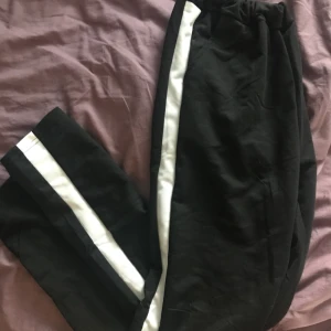  - Svarta byxor med revär i mjukismaterial. Aldrig använd. Frakt ingår i priset. 