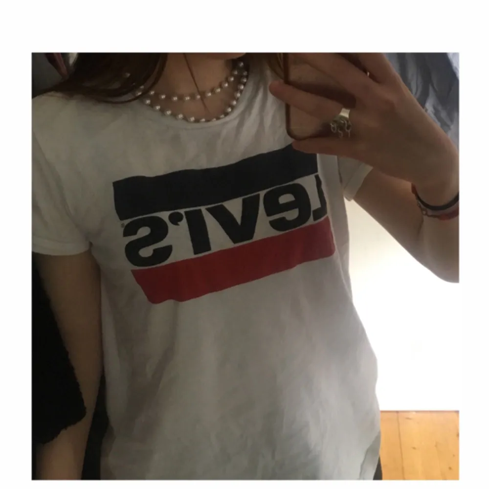 levi’s t-shirt med det vanliga trycket. använd hyfsat mycket men absolut inga skavanker eller missfärgningar. 🌷. T-shirts.