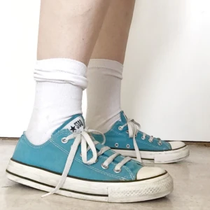  - Turkosa Converse i storlek 38 +70 för frakt