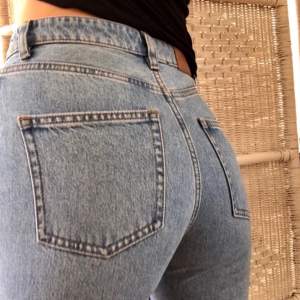 Helt nya jeans från Monki i modellen Kimomo. Strl 28. Endast testade, aldrig använda.