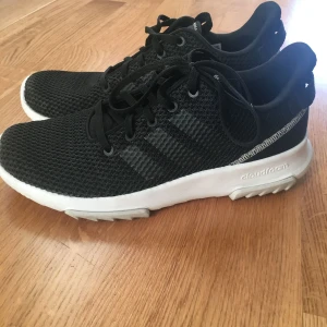  - Svarta adidas skor. De är endast använda ett par gånger så de är i väldigt bra skick. 