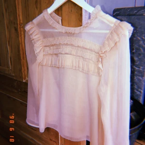  - Super fin tunika/blus med fina detaljer och volanger från hm! ❗️Helt oanvänd❗️