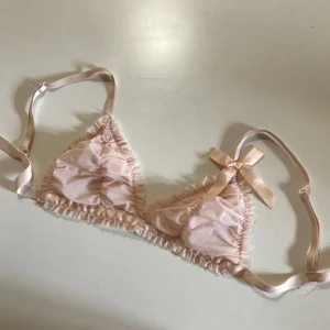  - Cute pink bralette bought in a second hand shop in Rome. Meet up in Göteborg or buyer pays shipping ✨