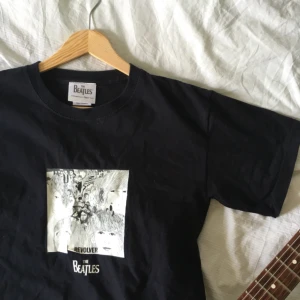  - The Beatles-tischa! Fint skick förutom att litet flaw i tryckets nedelkant, se bild två. Original-merch från 2005. Kolla gärna in mina andra plagg!  Edit: flera intresserade - välkomna att buda! 