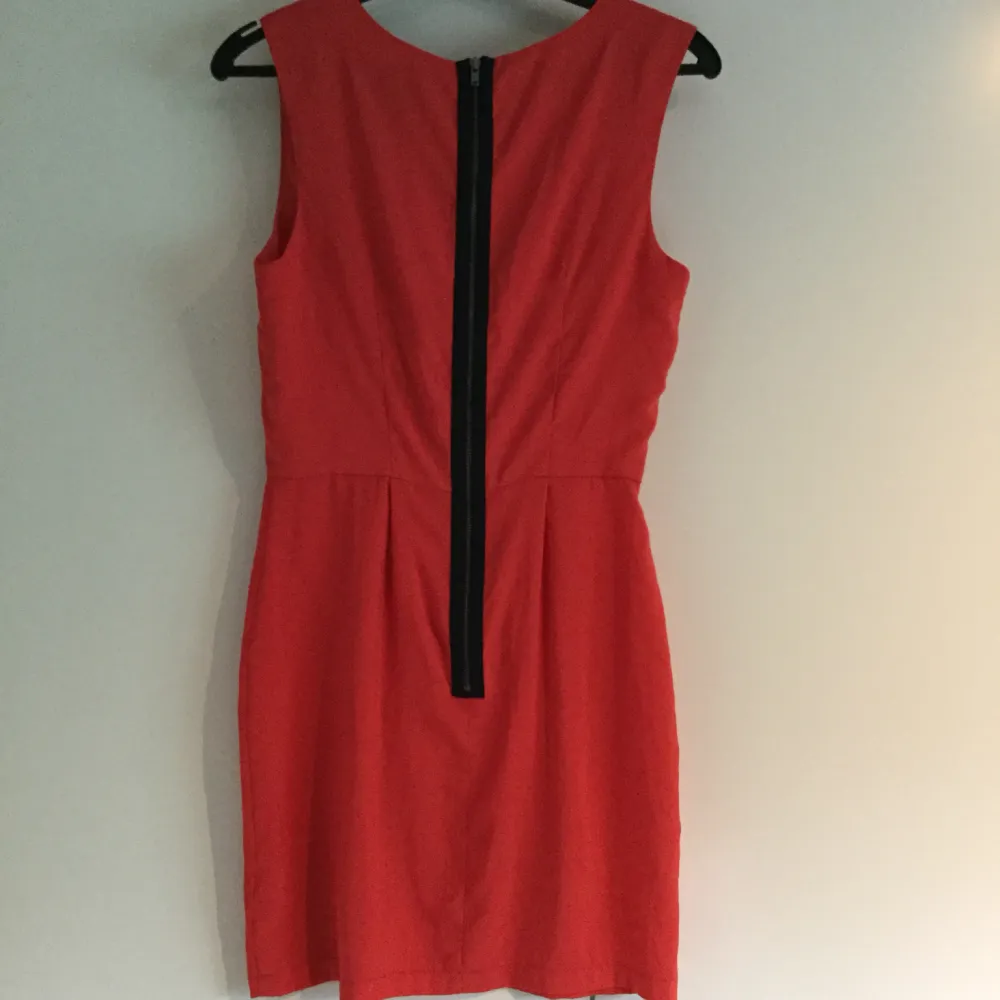 Snygg röd klänning. Från topshop storlek 34. Ljusröd med svart dragkedja i ryggen. I fint skick!. Klänningar.