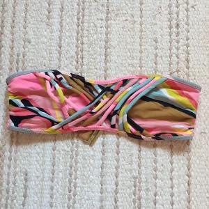  - Fin bikinitopp perfekt att sola i. Tyvärr blivit för liten så är intresserad om någon har denna i 38, även underdelen!