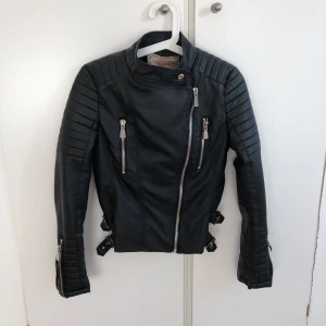  - Jag säljer en jättefin skinnjacka från Voyelles men köpt på Chiquelle. Helt oanvänd!! Jag säljer den är för att jag inte använder den längre. Den är i storlek 36 men passar en som har 34. Betalningen sker via swish och köparen står för frakt!!❤️