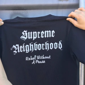  - Jag säljer en Supreme x neighborhood box logo. Kvitto finns ej pga den är mycket gammal men väldigt sällsynt. Jag kan garantera att den är äkta. Du kan legit check om du vill.