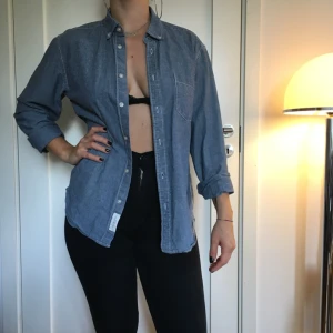  - Demin-skjorta från h&m strl M. Frakt tillkommer