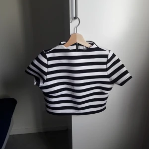  - Jättehärlig randig crop top i polyester köpt på second hand!  Säljer på grund utav liten storlek på mig.  Kan tänka mig att den är snygg att klä upp, men funkar även till vardags 😊 Köparen betalar frakt! 