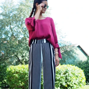  - Superfin blus från Zara. Färgen är överrensstämmer bäst med bild ett tycker jag. Kan hämtas i Uppsala eller fraktas. Vill minnas att nypriset är runt 349kr. 