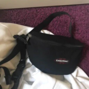  - svart eastpack köpt pp urban outfitters! nypris: 250kr, knappt använd - så i bra skick! storleken på bandet går att reglera enkelt  kan mötas upp i stockholm eller frakta (köparen står för frakten)
