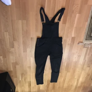  - Svarta Cheap Monday hängselbyxor köpta från Urban Outfitters. Eventuell frakt betalas av köpare. 