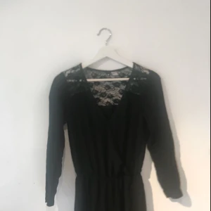  - Supersnygg jumpsuit från H&M, funkar både till vardags och finare tillfällen!!! Resårband i midjan och vida ben😍 