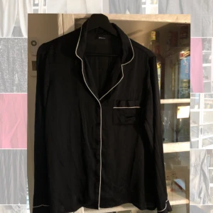  - Pyjamasliknande blus från Gina tricot, tunn och silkig.